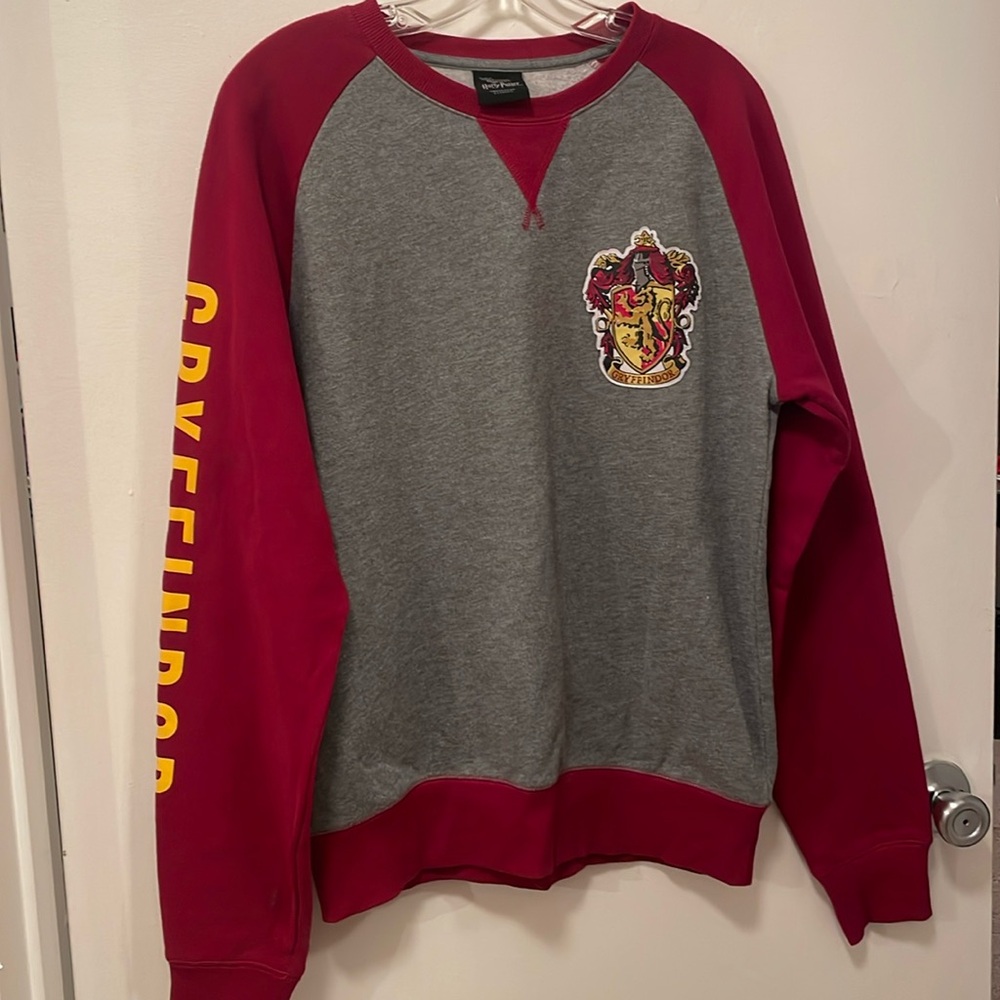 🟨🟨 The Wizarding World of Harry Potter Gryffindor Crew Neck Sweatshirt (med)